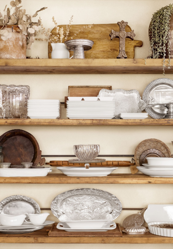 Rak Dinding dengan Eksibisi Barang Antik